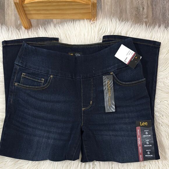 Lee Blue Capri Sculpting Denim Size 6 or Medium .NWOT - Picture 2 of 9